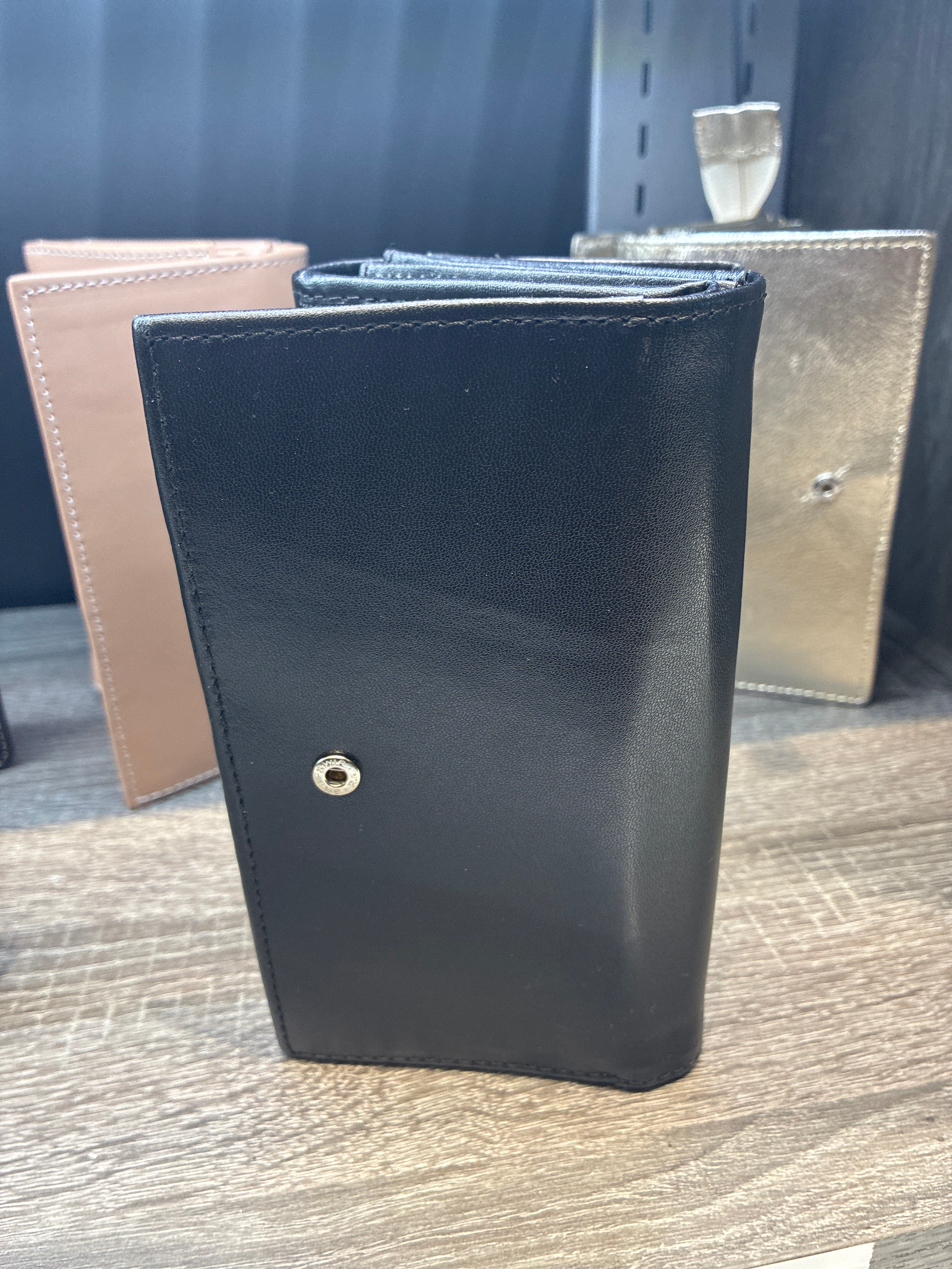 Vertical folding wallet